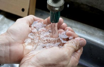 Expertos recomiendan revisar periódicamente los grifos y sistemas de tuberías, además de adoptar prácticas de consumo responsable.