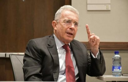 Expresidente colombiano Álvaro Uribe es sentenciado a 12 años de prisión domiciliaria