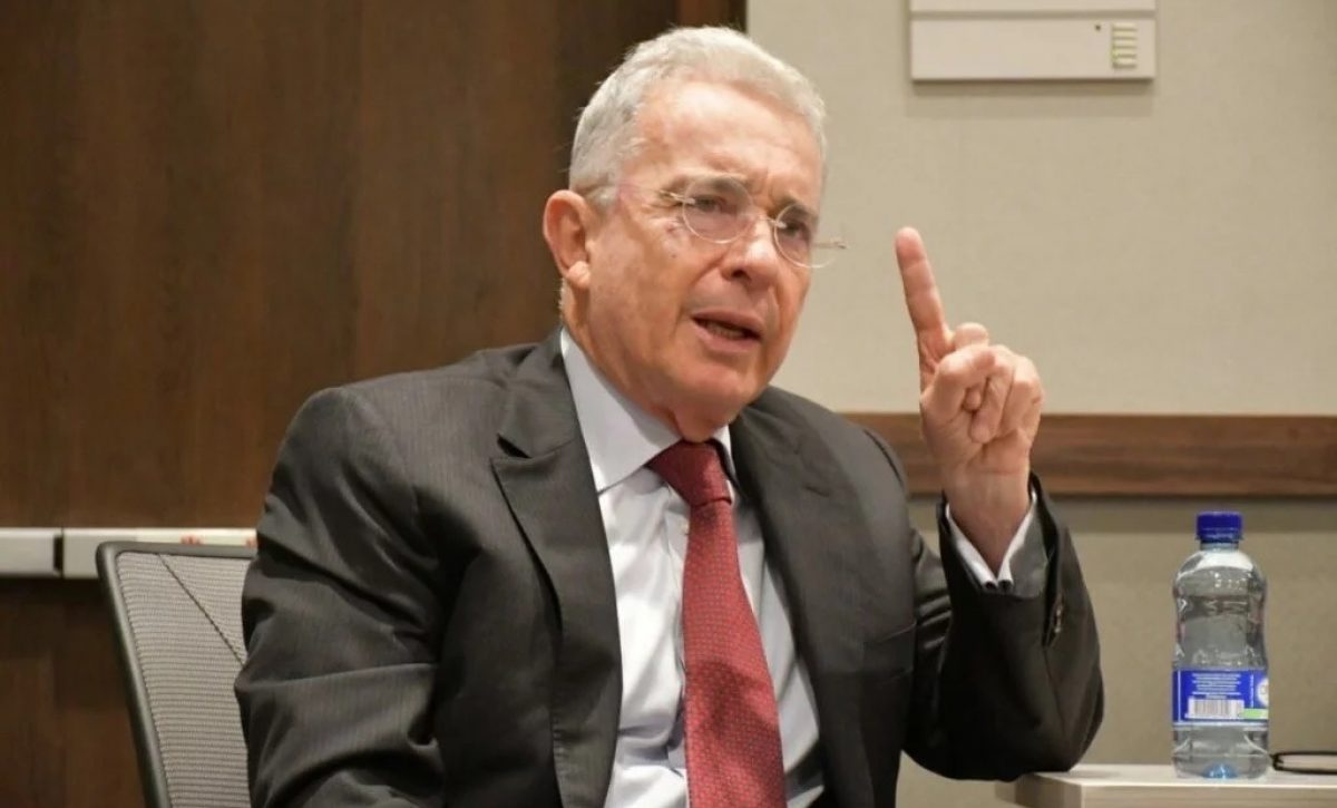 Expresidente colombiano Álvaro Uribe es sentenciado a 12 años de prisión domiciliaria