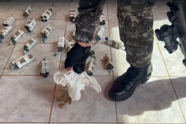 Fuerzas Armadas y Policía ejecutan operativos conjuntos en distrito Manta, contra banda de extrosionadores que estaba lista para operar.