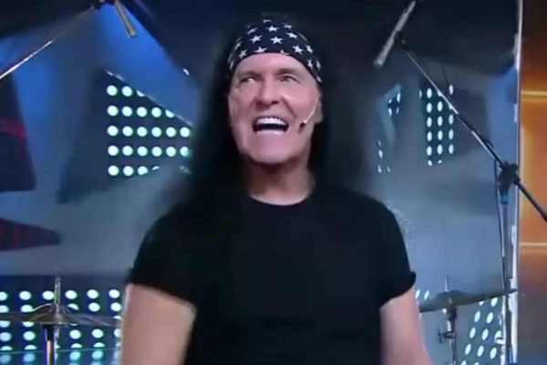 Exvocalista de ACDC filmará en el cementerio patrimonial de Tulcán