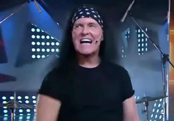 Exvocalista de ACDC filmará en el cementerio patrimonial de Tulcán