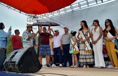 Víctor Jiménez, levantando el ejemplar de 39 libras.