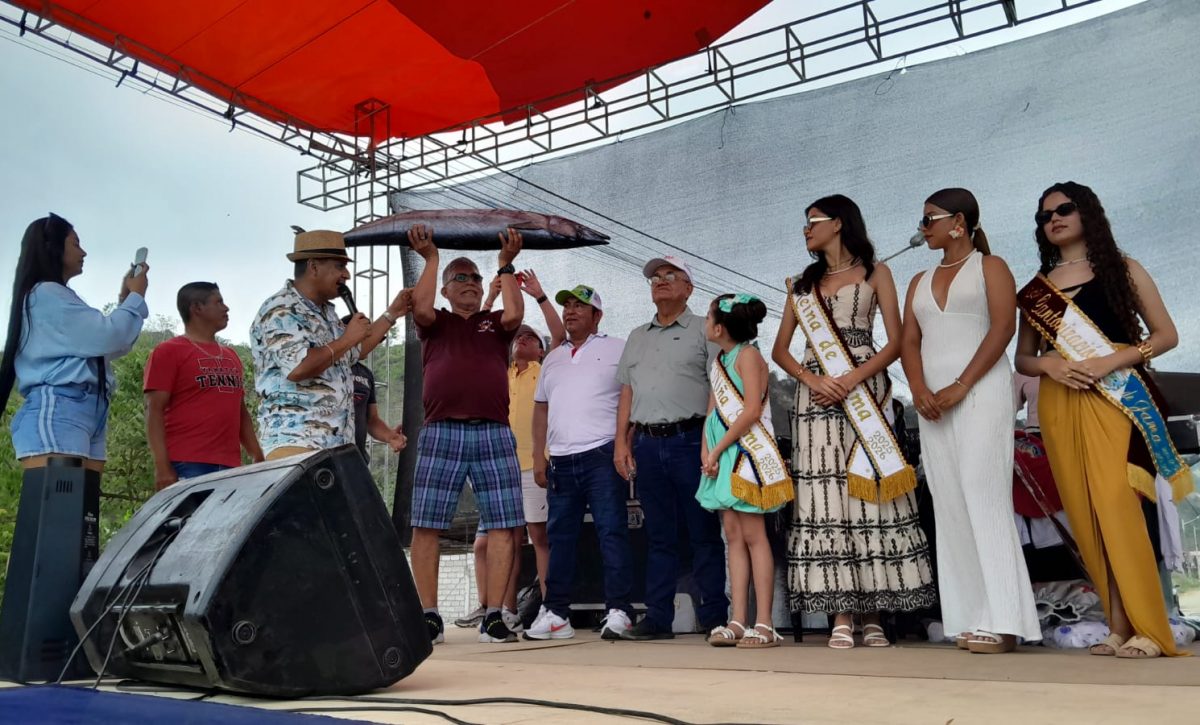 Víctor Jiménez, levantando el ejemplar de 39 libras.