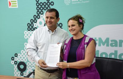 El prefecto Leonardo Orlando, tras la firma del convenio con María Elena Alconchel, directora de la Cooperación de la Organización Paz y Desarrollo.