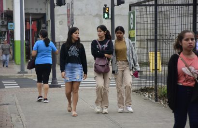 Las personas toman sus precauciones y salen abrigadas por el frío que se siente en estos días.