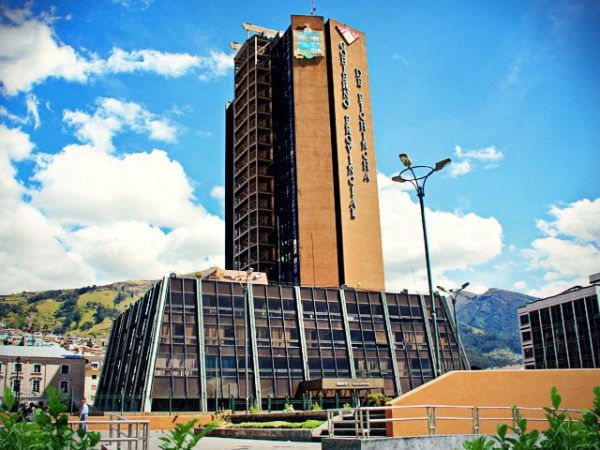 El edificio de la Prefectura de Pichincha.
