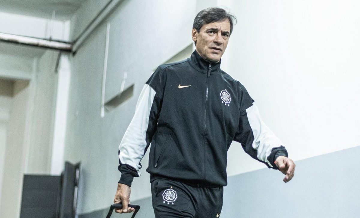 Fabián Bustos deja la dirección técnica de Olimpia por bajo desempeño