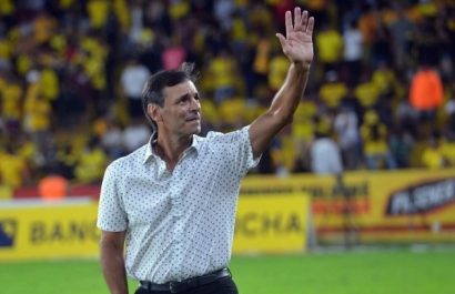 Fabián Bustos es uno de los candidatos para dirigir la selección de Perú.