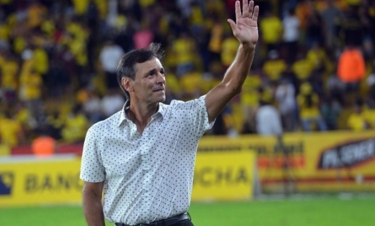 Fabián Bustos es uno de los candidatos para dirigir la selección de Perú.