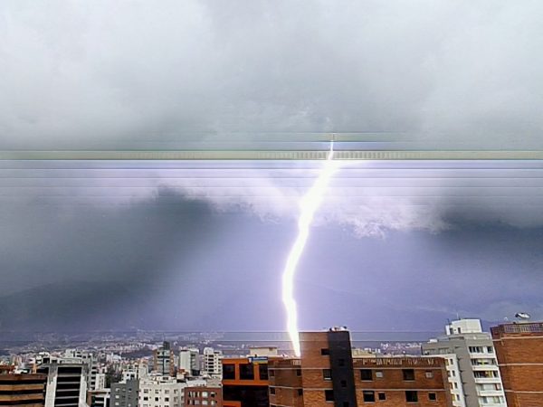 Factores climáticos provocaron tormenta eléctrica en el norte de Quito, según Inamhi