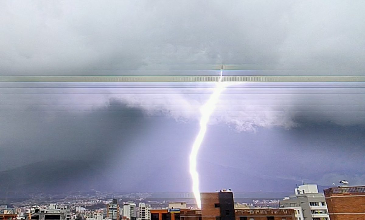 Factores climáticos provocaron tormenta eléctrica en el norte de Quito, según Inamhi