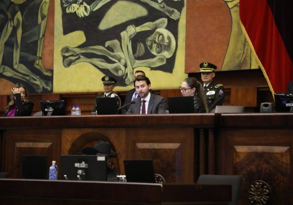 Fallo judicial respalda decisión de Niels Olsen sobre bancadas legislativas