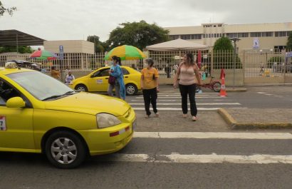 Falta de control vial pone en peligro a peatones en Hospital del Seguro, en Portoviejo