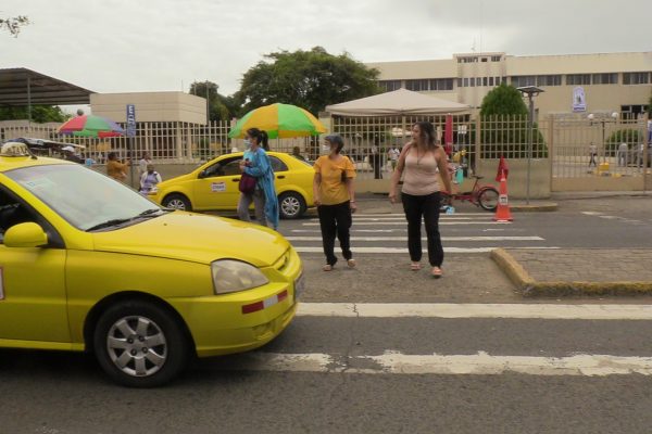 Falta de control vial pone en peligro a peatones en Hospital del Seguro, en Portoviejo