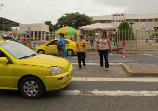 Falta de control vial pone en peligro a peatones en Hospital del Seguro, en Portoviejo