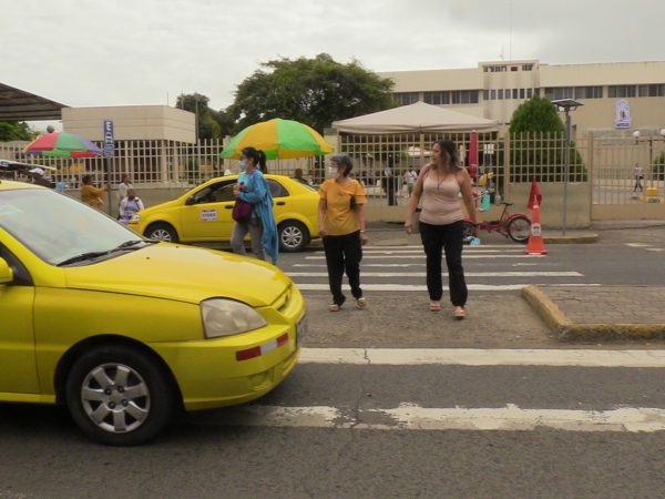 Falta de control vial pone en peligro a peatones en Hospital del Seguro, en Portoviejo