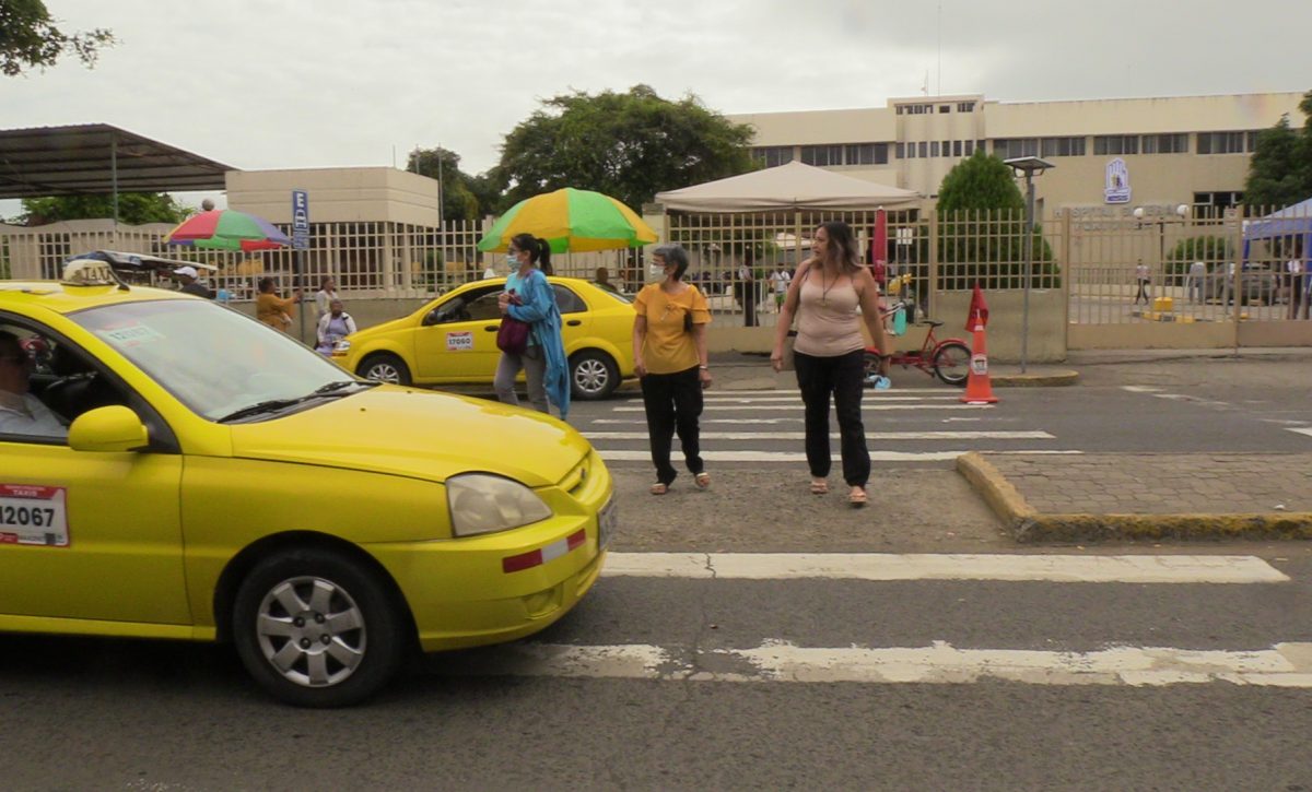 Falta de control vial pone en peligro a peatones en Hospital del Seguro, en Portoviejo