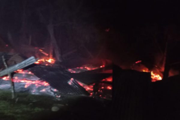Familia lo pierde todo en incendio nocturno en El Carmen: piden ayuda urgente