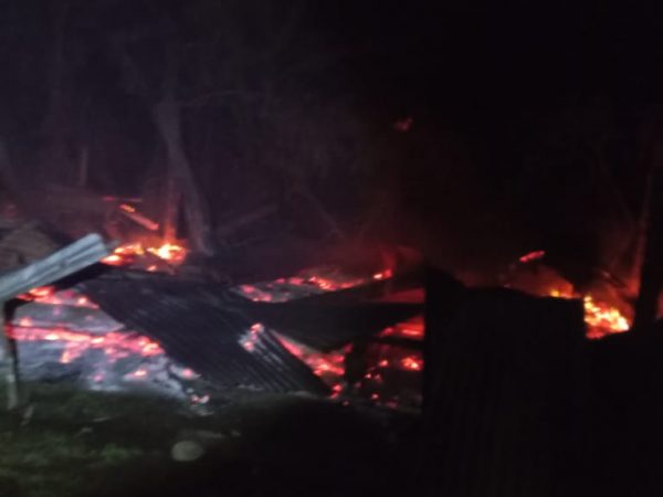 Familia lo pierde todo en incendio nocturno en El Carmen: piden ayuda urgente