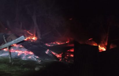 Familia lo pierde todo en incendio nocturno en El Carmen: piden ayuda urgente
