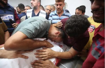 Familiares lloran a sus muertos por los ataques de Israel en la Franja de Gaza, en este último dejó 35 fallecidos. FOTO: Europa Press.