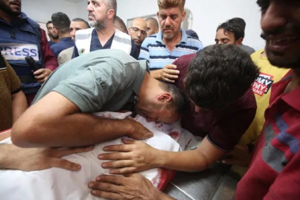 Familiares lloran a sus muertos por los ataques de Israel en la Franja de Gaza, en este último dejó 35 fallecidos. FOTO: Europa Press.