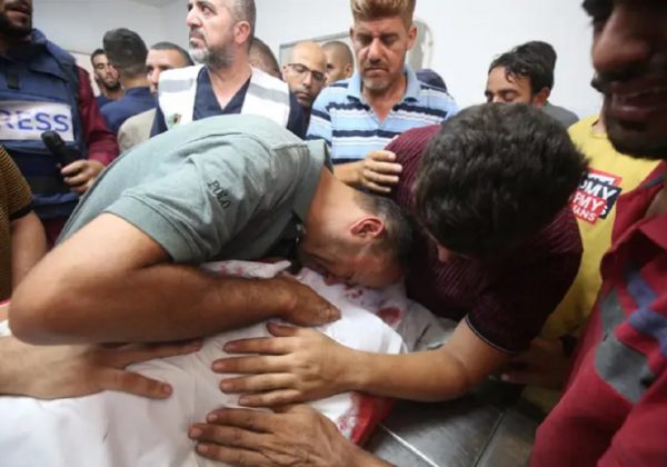 Familiares lloran a sus muertos por los ataques de Israel en la Franja de Gaza, en este último dejó 35 fallecidos. FOTO: Europa Press.