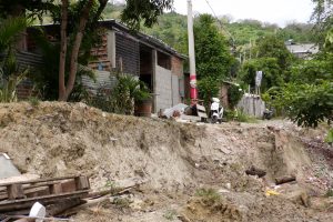 Familias de Libertad 2 en Portoviejo se resisten a evacuar pese al riesgo de deslizamiento