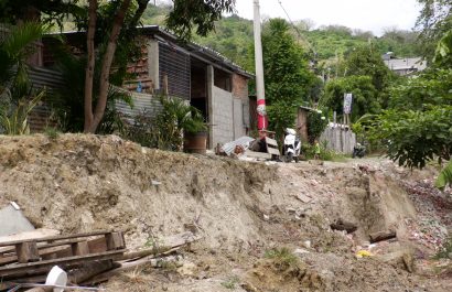 Familias de Libertad 2 en Portoviejo se resisten a evacuar pese al riesgo de deslizamiento