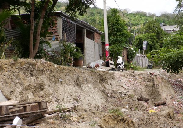 Familias de Libertad 2 en Portoviejo se resisten a evacuar pese al riesgo de deslizamiento