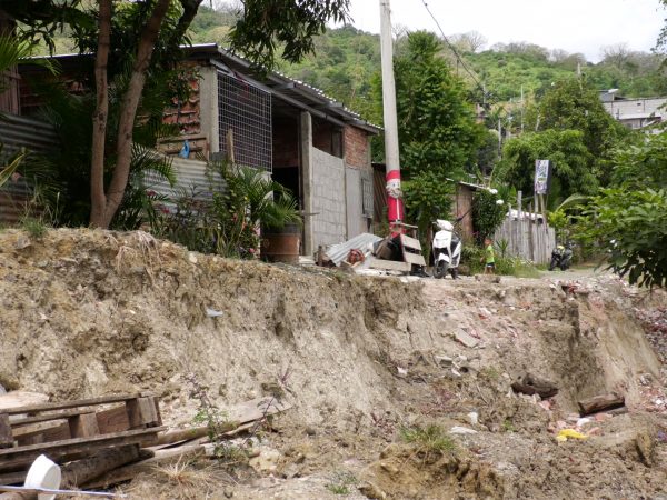 Familias de Libertad 2 en Portoviejo se resisten a evacuar pese al riesgo de deslizamiento