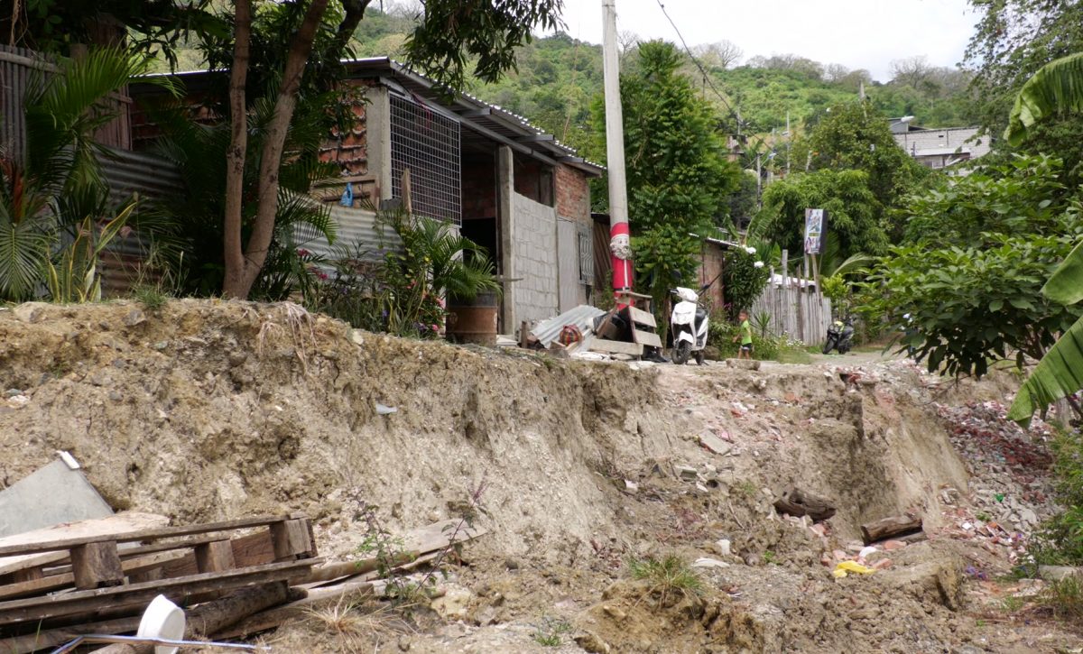Familias de Libertad 2 en Portoviejo se resisten a evacuar pese al riesgo de deslizamiento