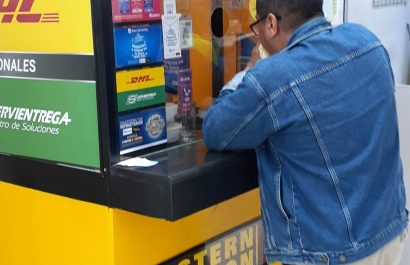 Familias en Ecuador reciben remesas enviadas desde Estados Unidos.