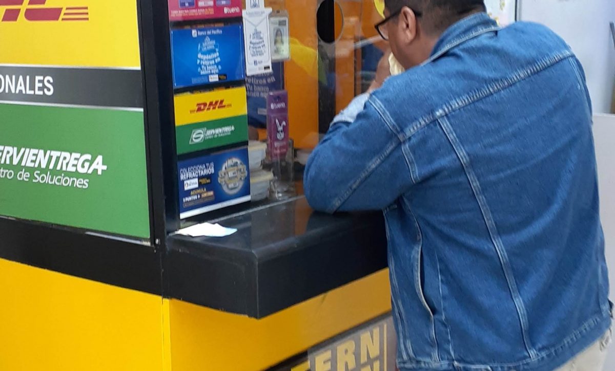 Familias en Ecuador reciben remesas enviadas desde Estados Unidos.