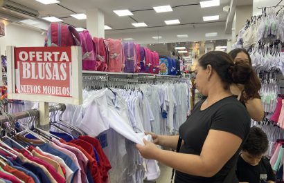 Familias se preparan para la compra de útiles escolares.