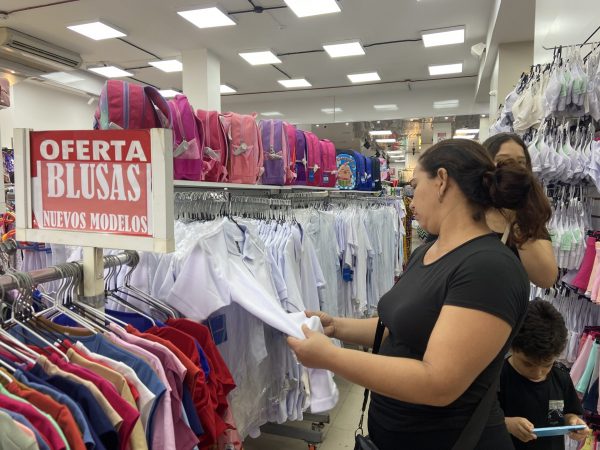 Familias se preparan para la compra de útiles escolares.