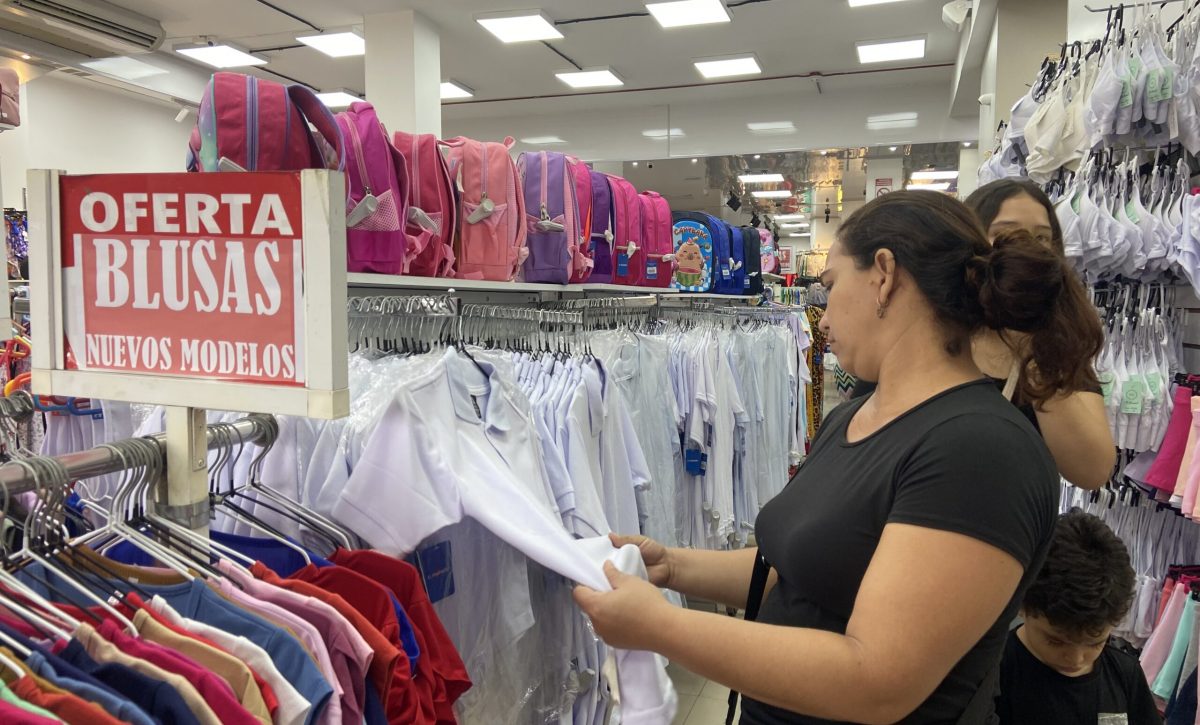 Familias se preparan para la compra de útiles escolares.