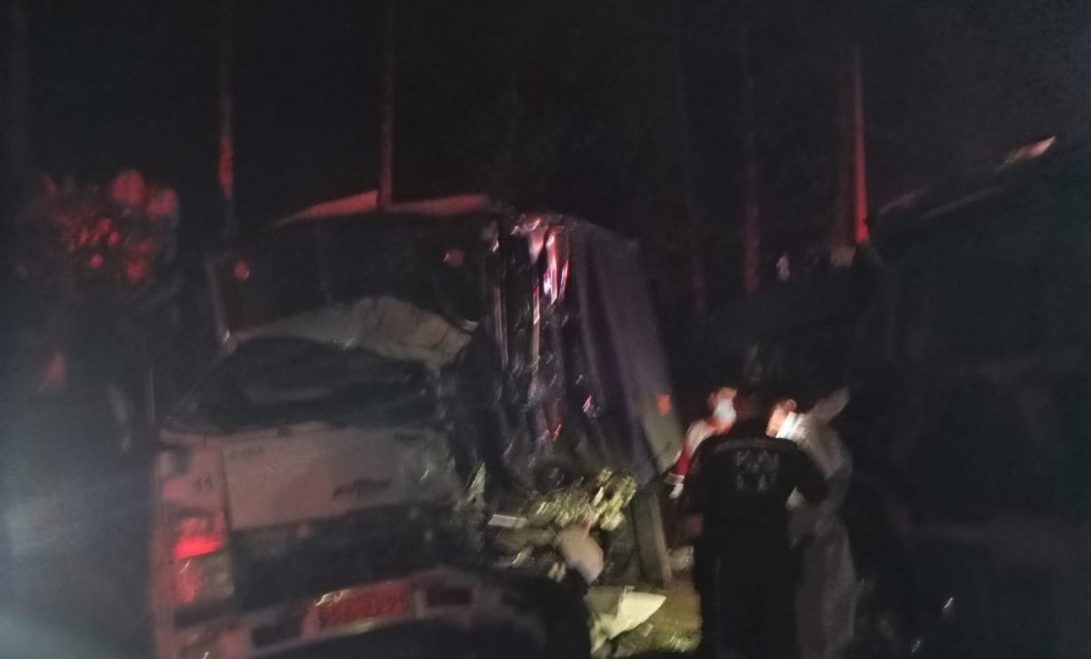 Fatal choque entre camiones en la vía Santo Domingo - Quevedo deja un muerto y un herido