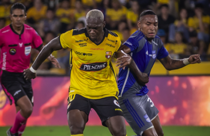 Felipe Caicedo en disputa del balón en el último Clásico del Astillero que ganó Barcelona SC 2-0 a Emelec.