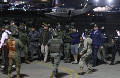 'Fito' Macías a su llegada a la base aérea Simón Bolívar de Guayaquil. (Foto: API).