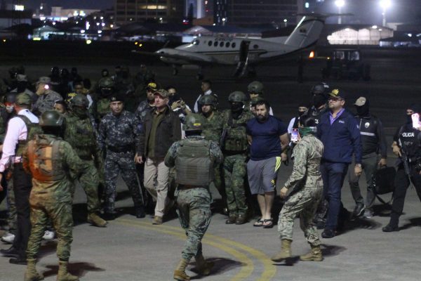 'Fito' Macías a su llegada a la base aérea Simón Bolívar de Guayaquil. (Foto: API).