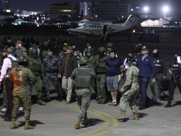 'Fito' Macías a su llegada a la base aérea Simón Bolívar de Guayaquil. (Foto: API).