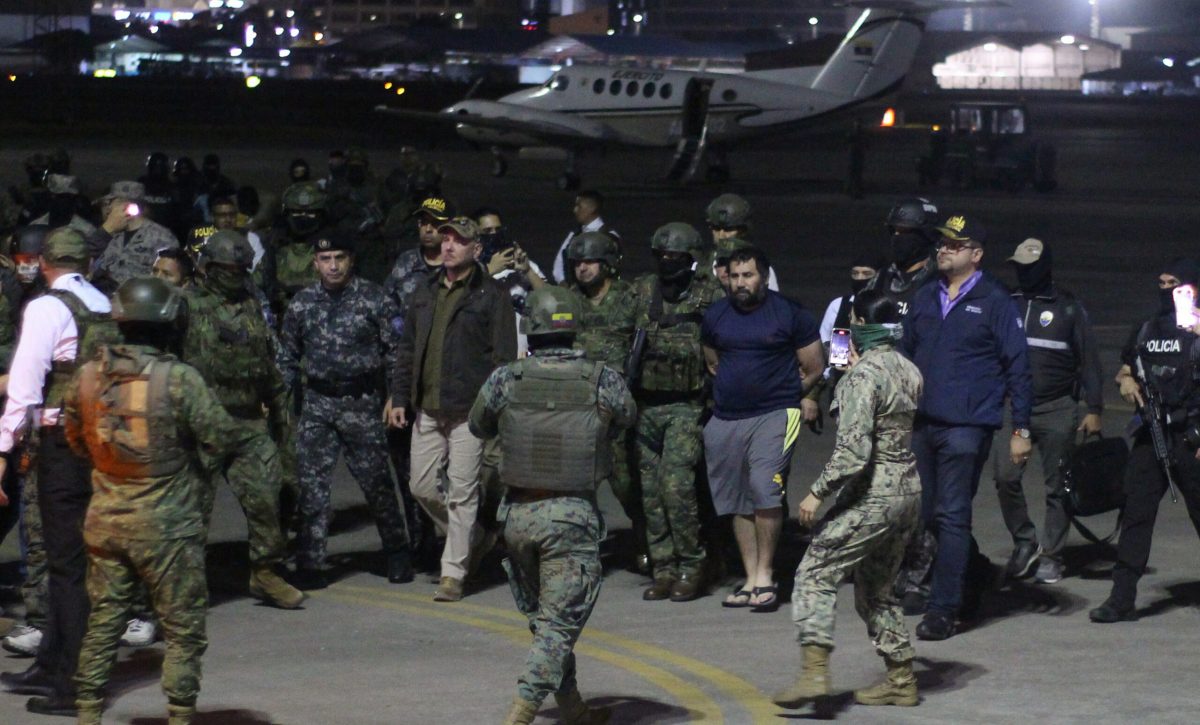 'Fito' Macías a su llegada a la base aérea Simón Bolívar de Guayaquil. (Foto: API).