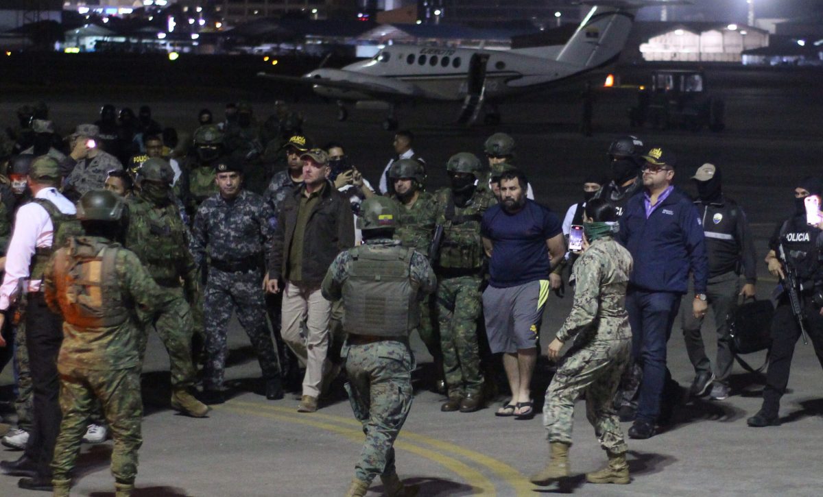 'Fito' Macías a su llegada a la base aérea Simón Bolívar de Guayaquil. (Foto: API).
