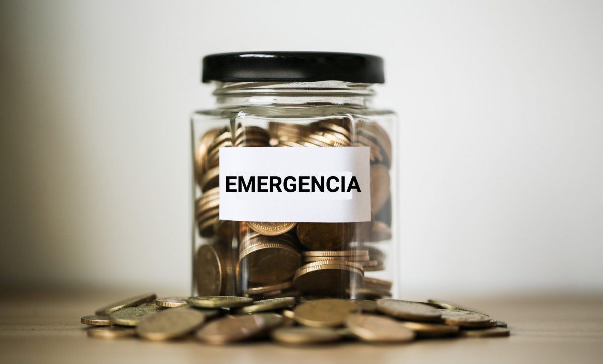 Hacer un fondo de emergencia es uno de los primeros pasos que puede tomar para comenzar a ahorrar.