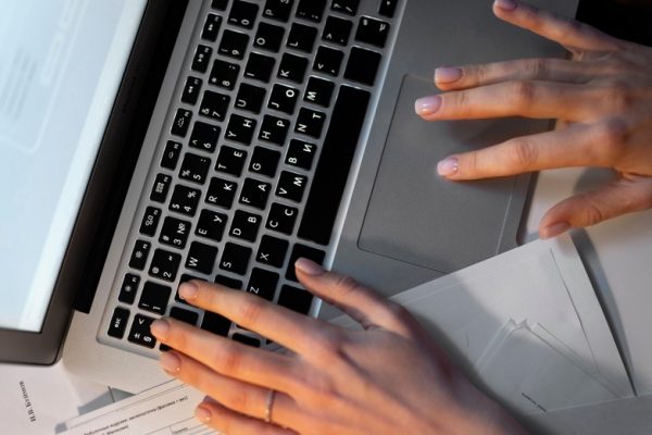 Aduanas, confirmó que el formulario deben llenarlo quienes porten dinero en efectivo, metales preciosos, piedras preciosas, joyas y documentos de valor, cuyo monto sea igual o superior a 10.000 dólares o su equivalente