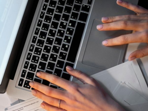 Aduanas, confirmó que el formulario deben llenarlo quienes porten dinero en efectivo, metales preciosos, piedras preciosas, joyas y documentos de valor, cuyo monto sea igual o superior a 10.000 dólares o su equivalente
