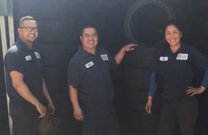 Foto de 2018, se ve a Miriam, quien llegó a Estados Unidos y poco a poco incursionó en una llantera, para romper con el mito del sexo débil. (Cortesía)