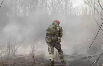 Foto de un soldado ruso avanzando en Ucrania remitida por el Ministerio de Defensa de Rusia a Europa Press